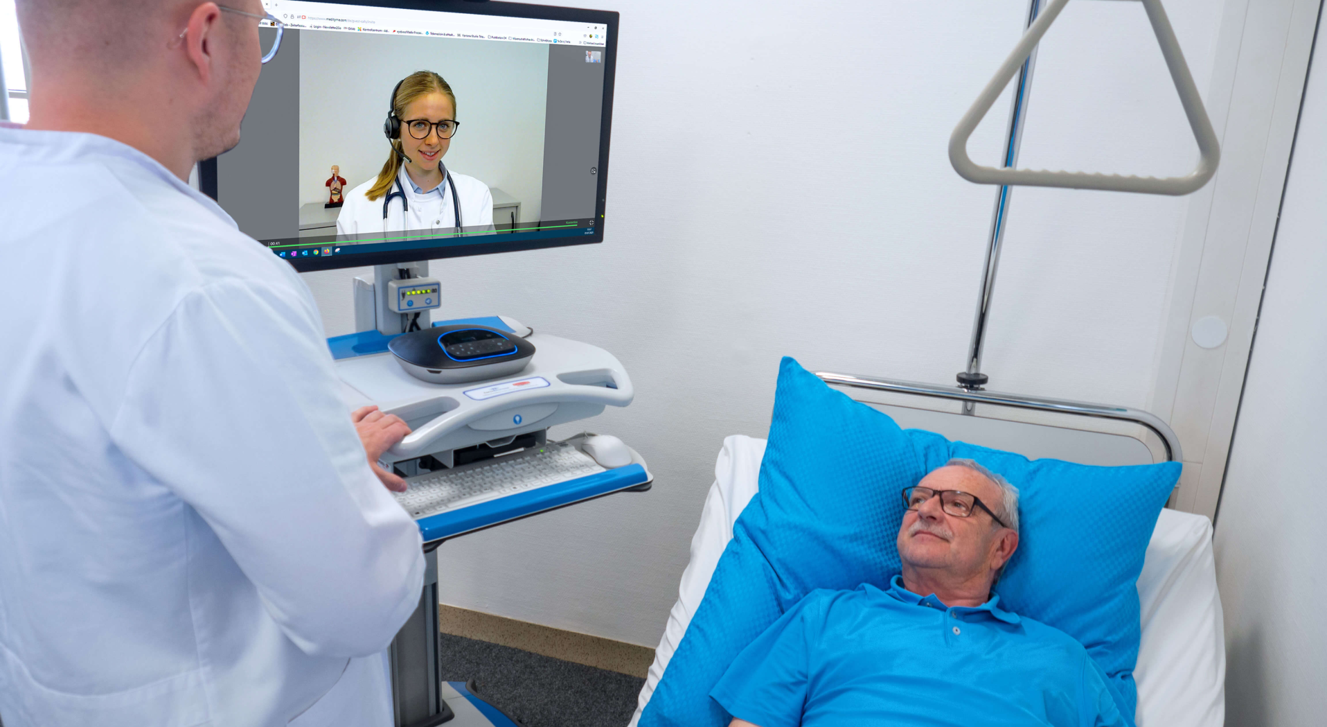 Krankenhauszimmer. mit Arzt, Patient im Bett und Ärztin in der Videosprechstunde auf einem Bildschirm
